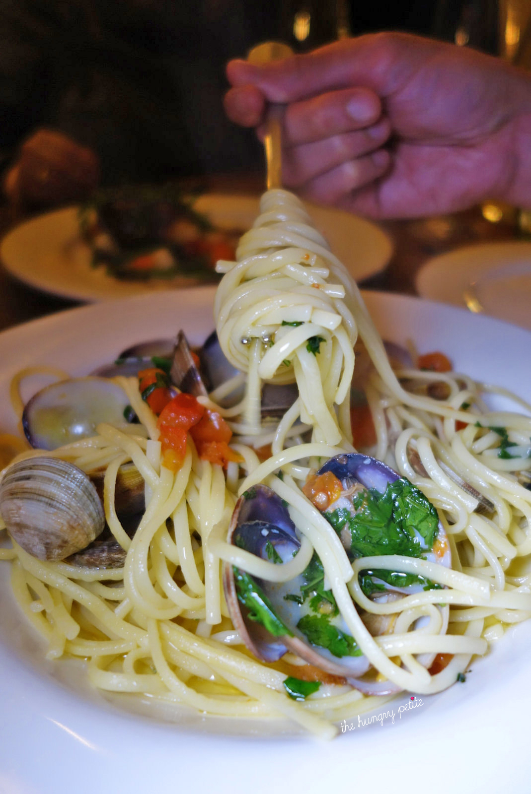 Linguine with vongole, coriander, chili pepper and tomato