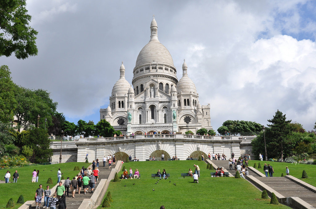 Rare sight of an empty lawn in front of the Sacré-Coeur