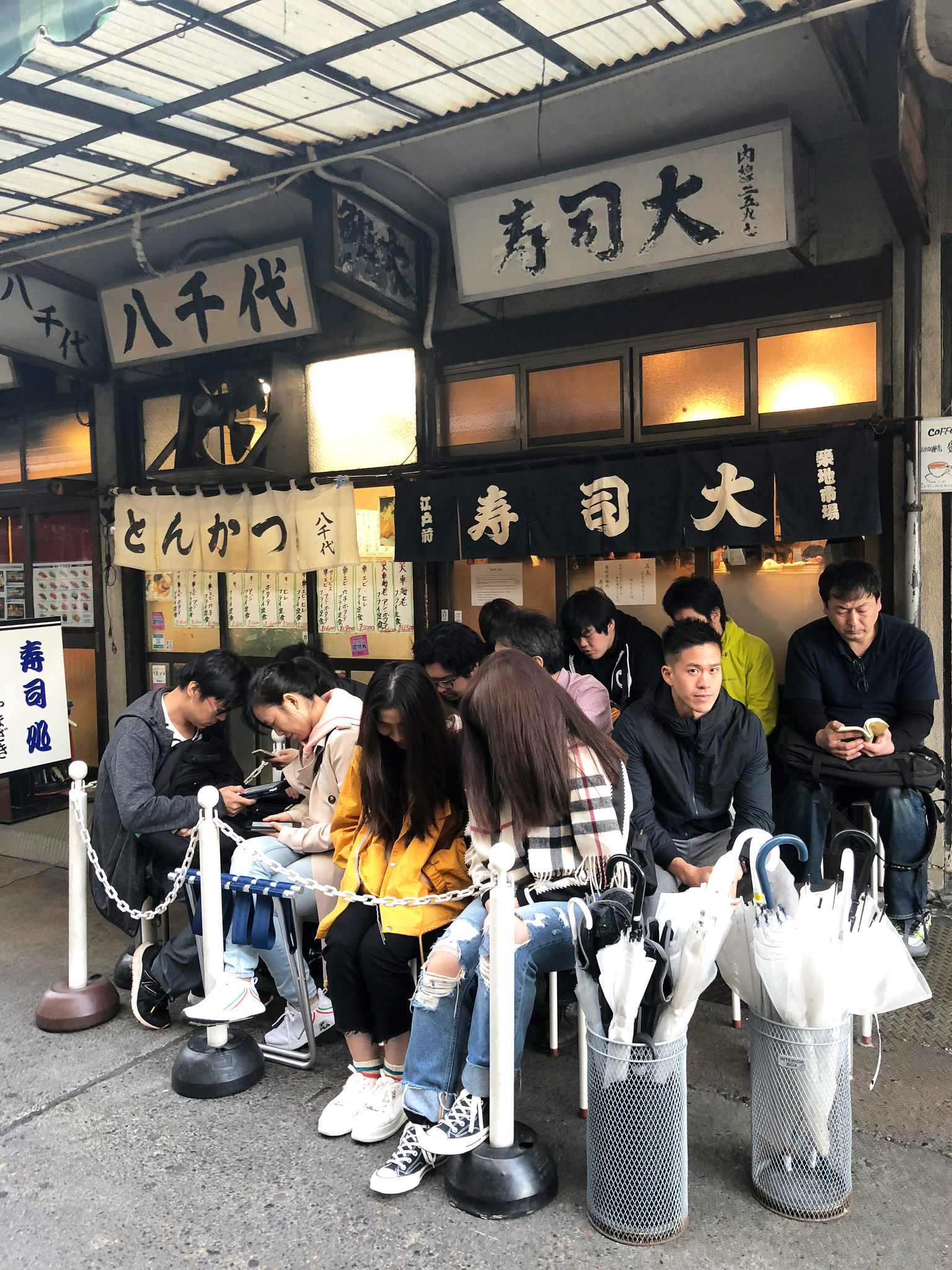 5:05am There are twelve stools directly outside the restaurant. The first seating is now eating. We are the next.
