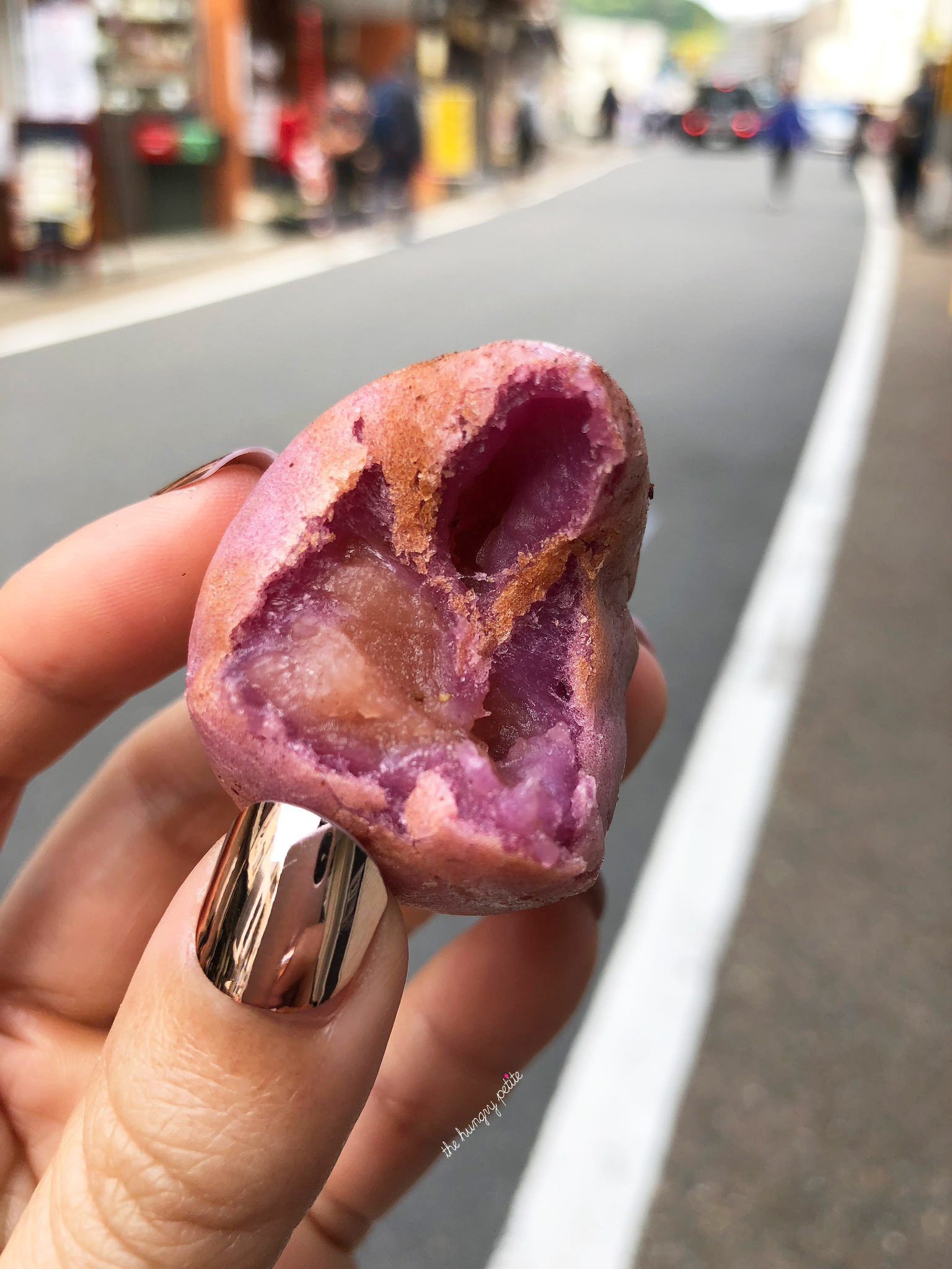 On the way back from the shrine, we stopped by this shop selling Marumochiya. These were cute and great!