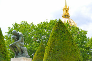 The Thinker with a view of the Dome that houses Napoléon's tomb